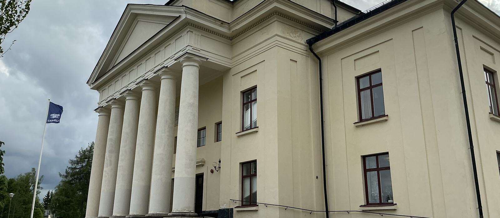 Cassels framsida med en svajande flagga i bakgrunden
