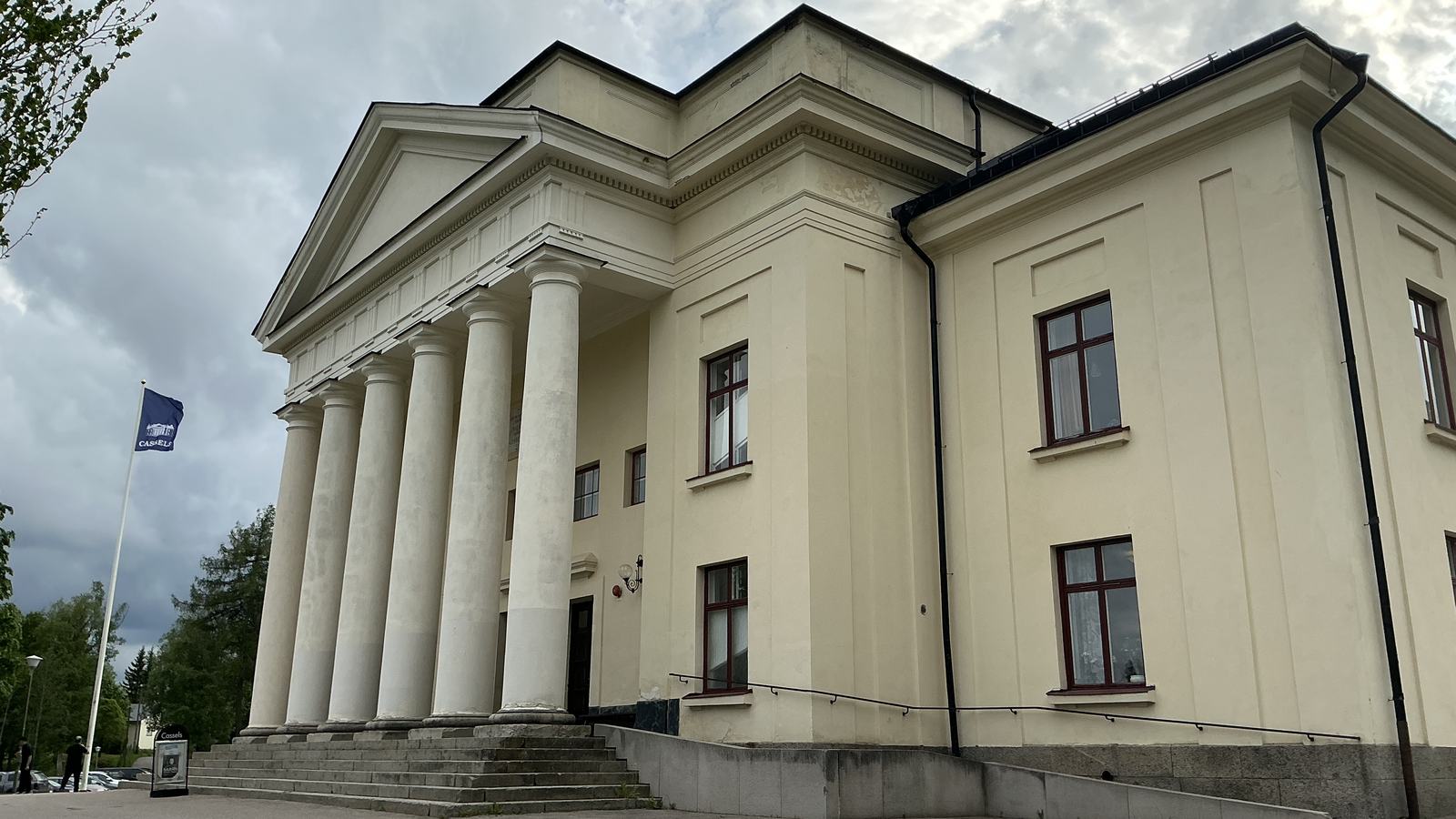Cassels framsida med en svajande flagga i bakgrunden