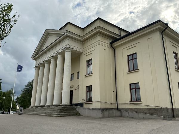 Cassels framsida med en svajande flagga i bakgrunden